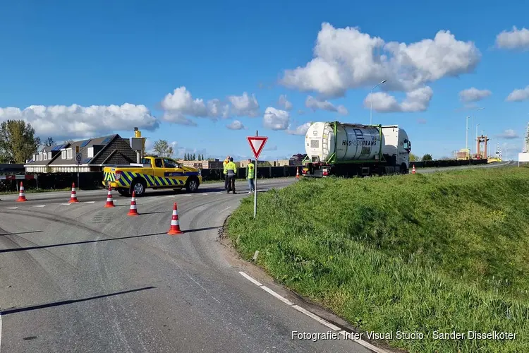 Spekgladde weg: vrachtwagen verliest cacaoboter