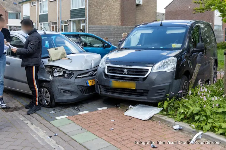 Aanrijding met schade aan drie voertuigen in Wormer