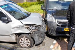 Aanrijding met schade aan drie voertuigen in Wormer
