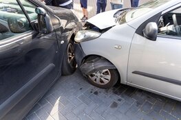 Aanrijding met schade aan drie voertuigen in Wormer