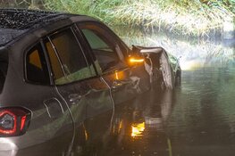 Peperdure auto te water langs A7 bij Wijdewormer