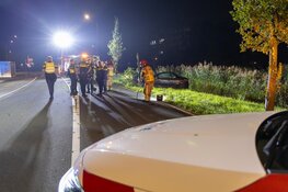 Auto crasht tegen boom in Wormer