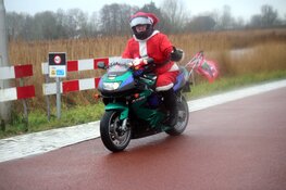 Honderd kerstmannen- en vrouwen op de motor voor Santa Máxima