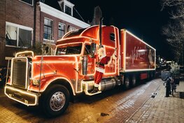 Groot feest in Wormerveer bij de Vomar Kersttruck met gratis kerstpakketten en sneeuw