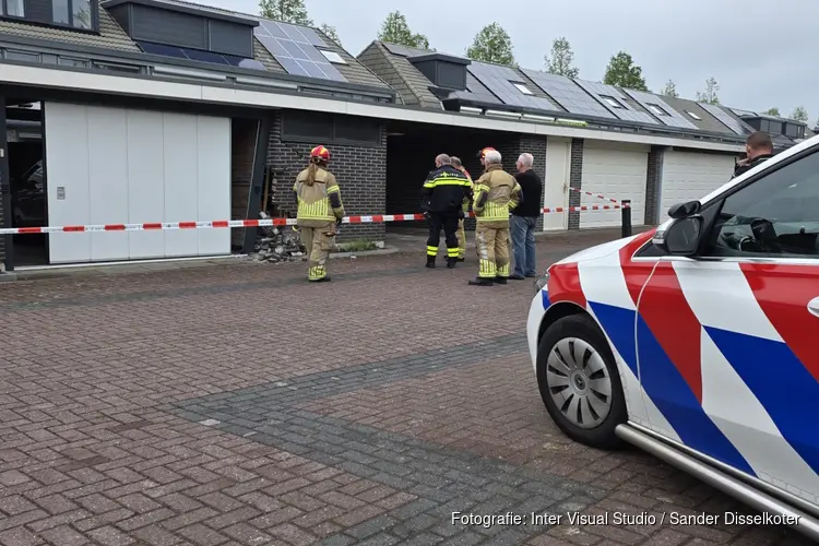 Auto tegen schuur gereden in Assendelft