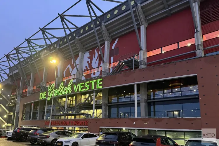 AZ mist tegen FC Twente unieke kans op gelijkmaker en gaat weer onderuit