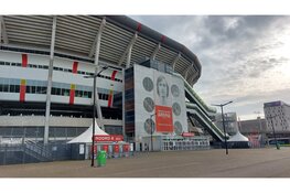 Ajax-FC Groningen gestaakt na herhaardelijk vuurwerk