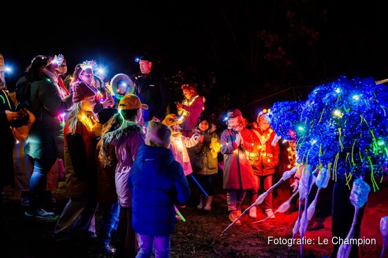 Fjoertoer Egmond laat recordaantal wandelaars griezelen met spectaculaire lichtacts