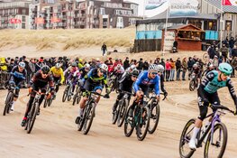 Strand, wind en topsport: 21.500 deelnemers openen sportjaar in Egmond aan Zee