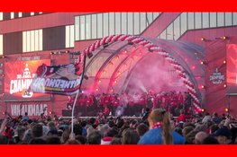 Uitzinnige menigte op de been bij huldiging van bekerwinnaar AZ
