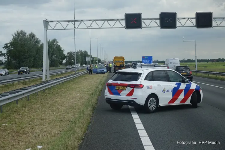 Auto met aanhanger begint te slingeren en raakt andere auto op A7 richting Purmerend