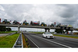 Boeren demonstreren bovenop A7 tegen plannen kabinet