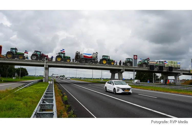 Boeren demonstreren bovenop A7 tegen plannen kabinet