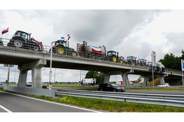 Boeren demonstreren bovenop A7 tegen plannen kabinet