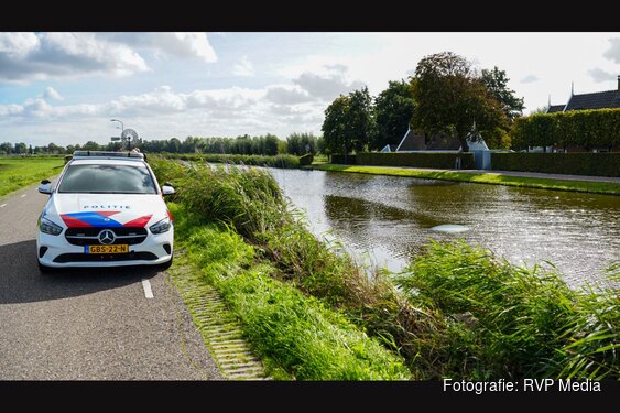 Auto belandt in ringvaart bij Wijdewormer