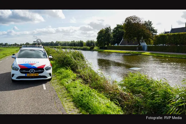 Auto belandt in ringvaart bij Wijdewormer