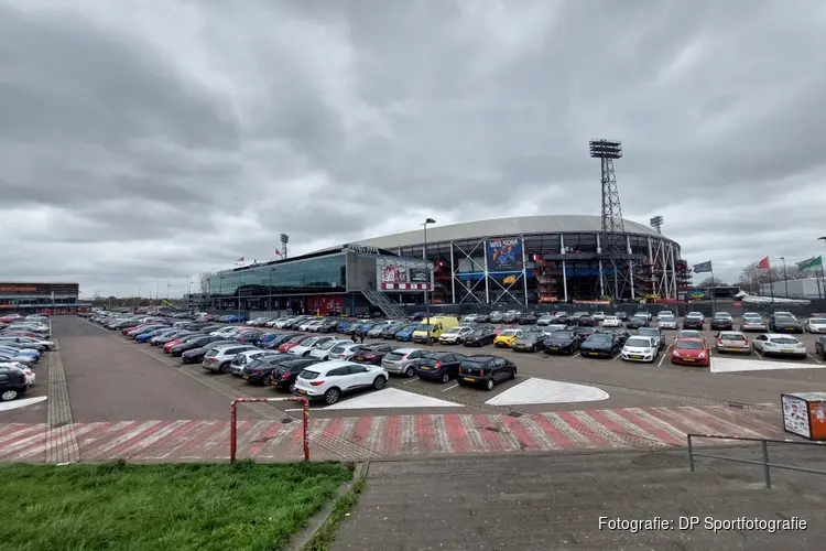AZ verliest koppositie en ongeslagen status bij Feyenoord