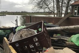 Vrijwilligers halen containers vol plastic uit Wormers natuurgebied: "Bloedhekel aan rotzooi"