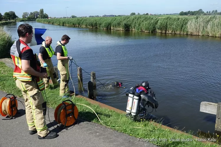 Vrouw met driewieler te water bij Wijdewormer