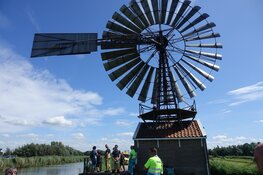 Vrouw met driewieler te water bij Wijdewormer