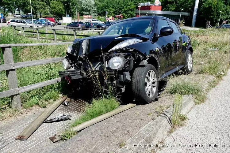 Auto raakt van de weg in Wijdewormer