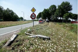 Auto raakt van de weg in Wijdewormer