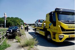 Auto raakt van de weg in Wijdewormer