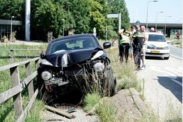 Auto raakt van de weg in Wijdewormer