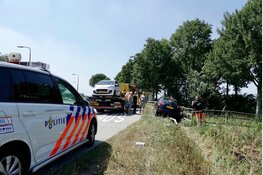 Auto raakt van de weg in Wijdewormer