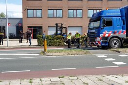 Fietser gewond na botsing met vrachtwagen