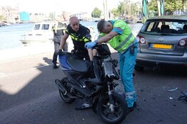Scooterrijder achterop auto gereden