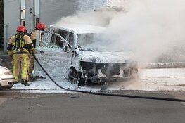 Bestelbus in brand in Wormer