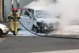 Bestelbus in brand in Wormer