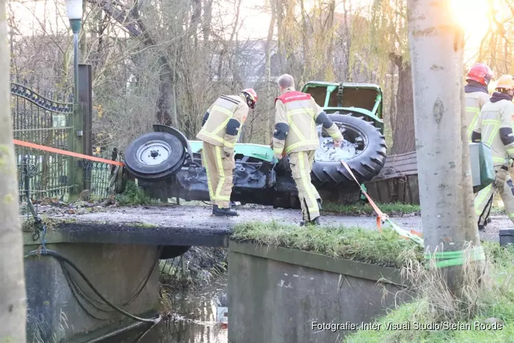 Tractor raakt van de weg in Wijdewormer