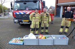Brandweer Wormerveer in actie voor de voedselbank
