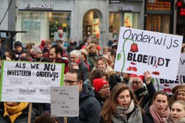 Honderden stakende leraren op de Dam