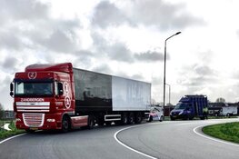 Ravage bij aanrijding Wormer: bestelbus tegen onderkant vrachtwagen