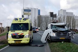Ravage bij aanrijding Wormer: bestelbus tegen onderkant vrachtwagen