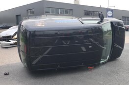 Bestelbus op z'n kant