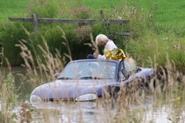 Cabrio belandt in de sloot, bestuurder houdt het droog