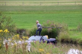 Cabrio belandt in de sloot, bestuurder houdt het droog