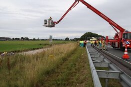 Cabrio belandt in de sloot, bestuurder houdt het droog
