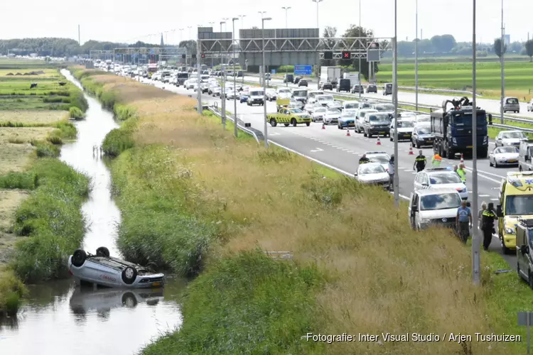 Automobilist crasht in de sloot, getuigen schieten te hulp
