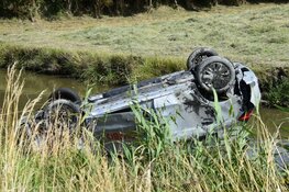 Automobilist crasht in de sloot, getuigen schieten te hulp