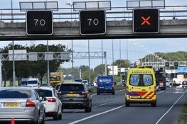 Automobilist crasht in de sloot, getuigen schieten te hulp