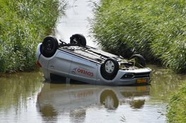 Automobilist crasht in de sloot, getuigen schieten te hulp