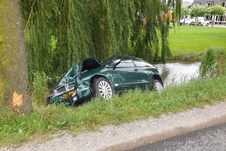 Auto tegen boom in Wijdewormer