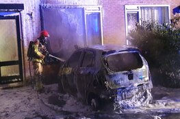 Auto in brand in Jisp: gevaarlijke situatie