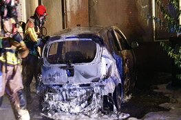 Auto in brand in Jisp: gevaarlijke situatie