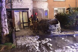 Auto in brand in Jisp: gevaarlijke situatie